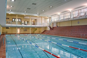 Schwimmbecken Hallenbad Hirschengraben. Bild: Sportamt Stadt Bern.. Vergrösserte Ansicht