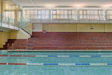 Schwimmbecken und Stufenrampe Hallenbad Hirschengraben. Bild: Sportamt Stadt Bern.. Vergrösserte Ansicht