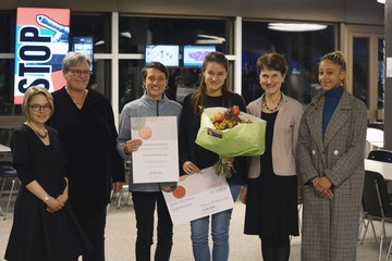 Die Jury mit den Hauptgewinnerinnen. Vergrösserte Ansicht