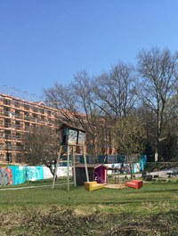 «haushochdrei»-Montage: Das erste von drei Kunstprojekten - ein schwebendes Gartenhaus von Diana Dodson und Reto Leibundgut