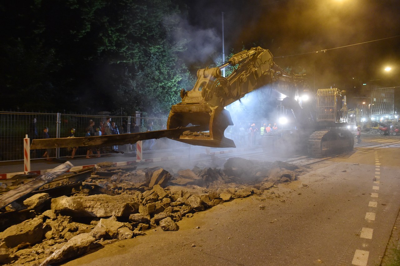 Intensivbauphase Eigerplatz: Bagger reisst Tramschienen heraus. Bild Hansueli Trachsel