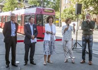 Eröffnung Eigerplatz: Hans-Peter Wyss, Stadtingenieur; René Schmied, Direktor Bernmobil; Barbara Egger, Regierungsrätin; Ursula Wyss, Gemeinderätin; Daniel Imthurn, Kopräsident Quartierkommission QM3 - Bild: Alexander Egger