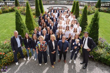 Die beiden Teams mit der Stadtregierung im Garten des Erlacherhofes. Vergrösserte Ansicht