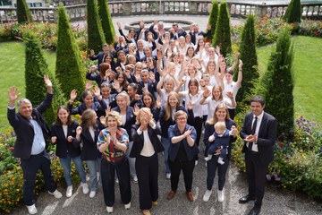 Die beiden Teams mit der Stadtregierung im Garten des Erlacherhofes. Vergrösserte Ansicht