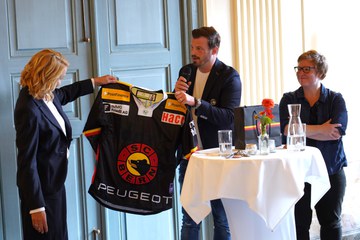 SCB-COO Pascal Signer überreicht Stadtpräsidentin Marieke Kruit das Shirt, in dem Estelle Duvin die SCB Frauen zum Meistertitel schoss.. Vergrösserte Ansicht