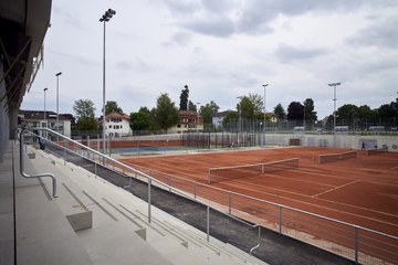 Tennisfelder Neufeld, Blick von der Tribüne. Bild: Thomas Kaspar.. Vergrösserte Ansicht