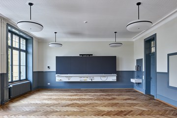 Saniertes Schulzimmer (blau) im Erdgeschoss des Hauptbaus © Rolf Siegenthaler, 2024. Vergrösserte Ansicht