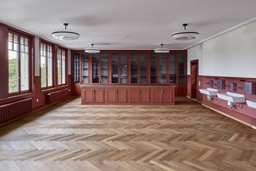 Saniertes Schulzimmer (malva) im Obergeschoss des Hauptbaus © Rolf Siegenthaler, 2024. Vergrösserte Ansicht