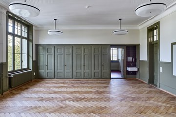 Saniertes Schulzimmer (olive) im Obergeschoss des Hauptbaus © Rolf Siegenthaler, 2024. Vergrösserte Ansicht