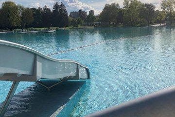 Freibad Weyermannshaus Rutsche Hochformat. Vergrösserte Ansicht