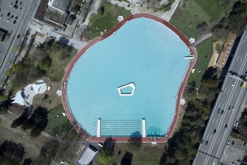 Luftbild Freibad Weyermansshaus April 2022  Bild Thomas Kaspar. Vergrösserte Ansicht