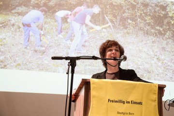 Bild 1 Gemeinderätin Ursula Wyss würdigt das grosse Engagement der 70 Freiwilligen für die Stadtnatur. . Vergrösserte Ansicht