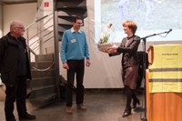 Bild 2 Gemeinderätin Ursula Wyss würdigt das grosse Engagement der Freiwilligen Patrick Barisi (Mitte) und Peter Rösli (links)