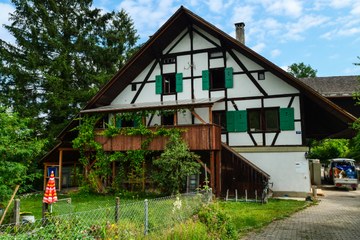 Altes Bauernhaus am Löchliweg71A (Bild Hansueli Rätz). Vergrösserte Ansicht