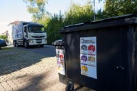 Die Container mit den Farbsäcken stehen am Strassenrand bereit