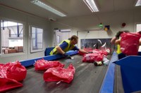 Die Farbsäcke werden nach Farbe und Wertstoff sortiert | Bild: Nadine Strub