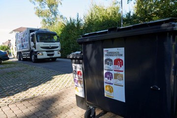 Die Container mit den Farbsäcken stehen am Strassenrand bereit. Vergrösserte Ansicht