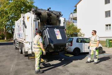 Ein ERB Kehrichtfahrzeug leert einen Container . Vergrösserte Ansicht