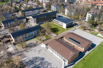 Luftaufnahme Schule Manuel 2, April 2021 (Foto: Dan Riesen / ALOCO). Vergrösserte Ansicht