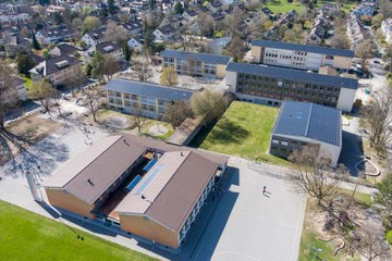 Luftaufnahme Schule Manuel 3, April 2021 (Foto: Dan Riesen / ALOCO). Vergrösserte Ansicht