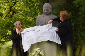 Enthüllung Buddha Statue, Hildi Thalmann und Harald Fauska, Künstler der die Statue geschaffen hat Bild Stefan Maurer. Vergrösserte Ansicht