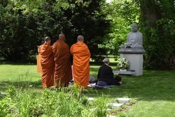 Eröffnungszeremonie Buddha Garten Bild Stefan Maurer. Vergrösserte Ansicht