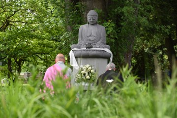Eröffnungszeremonie Buddha Garten Bremgartenfriedhof Bild Stefan Maurer. Vergrösserte Ansicht