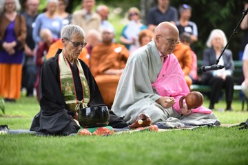 Eröffnungszeremonie mit Hildi Thalmann und Abt Jin Kang Dieter Obrist Bild Stefan Maurer. Vergrösserte Ansicht