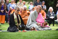 Eröffnungszeremonie Buddha-Garten: Hildi Thalmann und Abt Jin Kang Dieter Obrist. Bild: Stefan Maurer