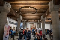 Besucher in Rathaushalle (Bild: Talal Doukmak)