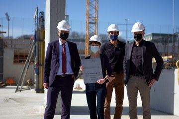 1 Grundsteinlegung Schwimmhalle Alec von Graffenried, Franziska Teuscher, Christian Bigler, Thomas Pfluger v.l. Bild Thomas Kaspar. Vergrösserte Ansicht