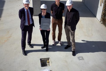 2 Grundsteinlegung Schwimmhalle Alec von Graffenried, Franziska Teuscher, Christian Bigler, Thomas Pfluger v.l. Bild Thomas Kaspar. Vergrösserte Ansicht