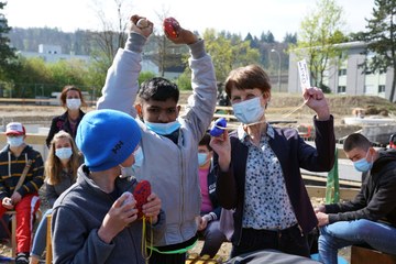 Gemeinderätin Franziska Teuscher mit Kindern der HPS (Bild Peter Brand). Vergrösserte Ansicht