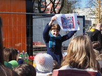 Gemeinderätin Franziska Teuscher mit Zeichnung der Schulkinder für Zeitkapsel / Bild: Markus Hulliger