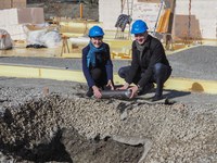 Gemeinderätin Franziska Teuscher und Stadtbaumeister Thomas Pfluger mit Zeitkapsel / Bild: Markus Hulliger