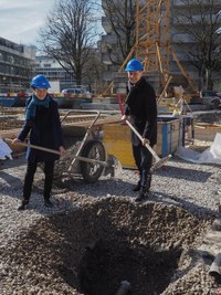 Grundsteinlegung Volksschule Marzili mit Gemeinderätin Franziska Teuscher und Stadtbaumeister Thomas Pfluger / Bild: Markus Hulliger