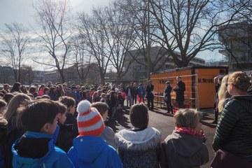 1 Schulkinder an der Grundsteinlegung Volksschule Marzili Bild Markus Hulliger. Vergrösserte Ansicht