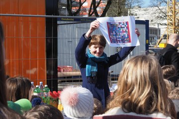 2 Gemeinderätin Franziska Teuscher mit Zeichnung der Schulkinder für die Zeitkapsel Bild Markus Hulliger. Vergrösserte Ansicht