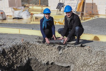 3 Gemeinderätin Franziska Teuscher und Stadtbaumeister Thomas Pfluger mit Zeitkapsel Bild Markus Hulliger. Vergrösserte Ansicht