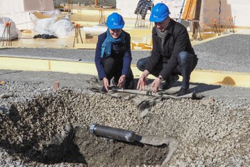 4 Gemeinderätin Franziska Teuscher und Stadtbaumeister Thomas Pfluger versenken Zeitkapsel im Fundament Bild Markus Hulliger. Vergrösserte Ansicht