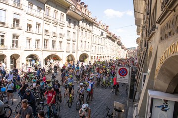 HalloVelo4 2022 Veloparade Altstadt Bild Hallo Velo!. Vergrösserte Ansicht