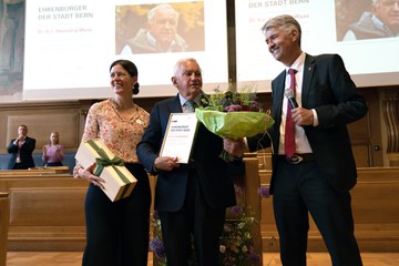 Stadtschreiberin Claudia Mannhart, Hansjörg Wyss und Stadtpräsident Alec von Graffenried.. Vergrösserte Ansicht