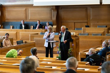 Moderatorin Sonja Hasler im Gespräch mit Hansjörg Wyss.. Vergrösserte Ansicht
