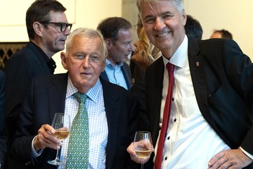 Ehrenbürger Hansjörg Wyss und Stadtpräsident Alec von Graffenried.. Vergrösserte Ansicht