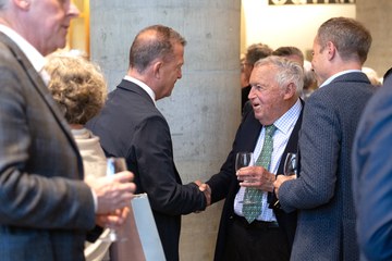 Glückwünsche für Hansjörg Wyss am Aperitif.. Vergrösserte Ansicht
