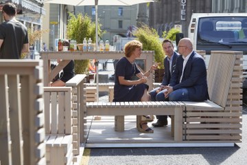 Parklets in der Zeughausgasse (Bild: Yoshiko Kusano). Vergrösserte Ansicht