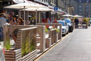 Parklets in der Zeughausgasse (Bild: Yoshiko Kusano). Vergrösserte Ansicht