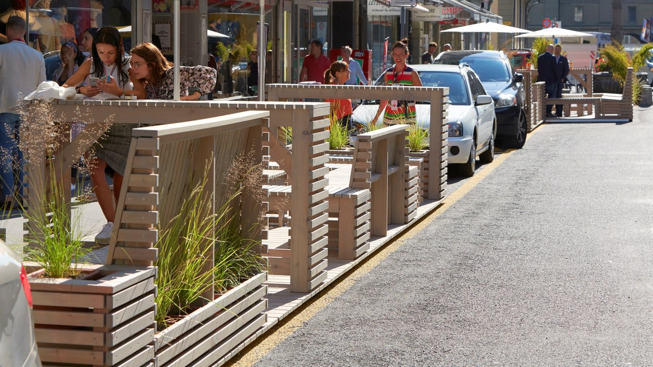 Parklets in der Zeughausgasse (Bild: Yoshiko Kusano)