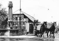 Dorfbrunnen Kreisel Pferdeabfuhr 1966. Foto: Ortsarchiv Bümpliz