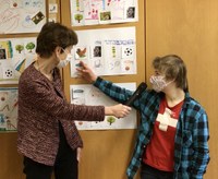 Valérie (14j.) im Gespräch mit Gemeinderätin Teuscher